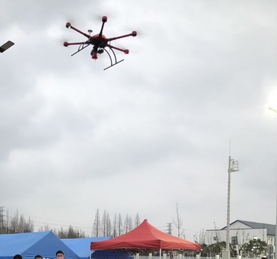 Drone da MMC com megafones fazendo transmissão aérea (PRNewsfoto/MicroMultiCopter Aero Technolog)