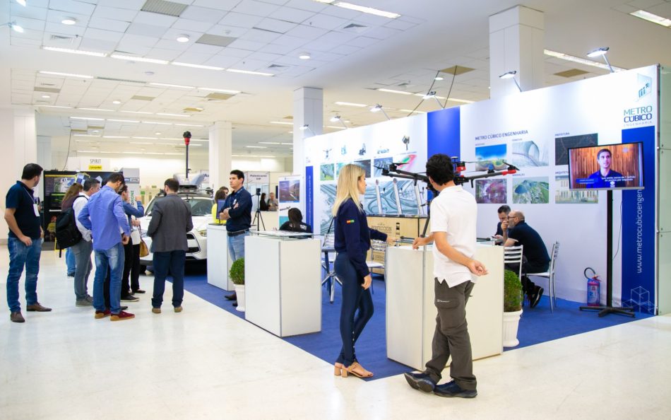 Estande da Metro Cúbico em edição recente da feira MundoGEO Connect e DroneShow