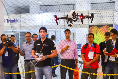DroneStore voando na gaiola do DroneShow 2015