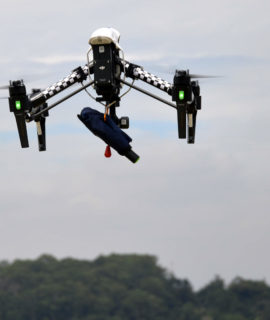 Drone realiza primeiro salvamento com boia auto inflável no Brasil