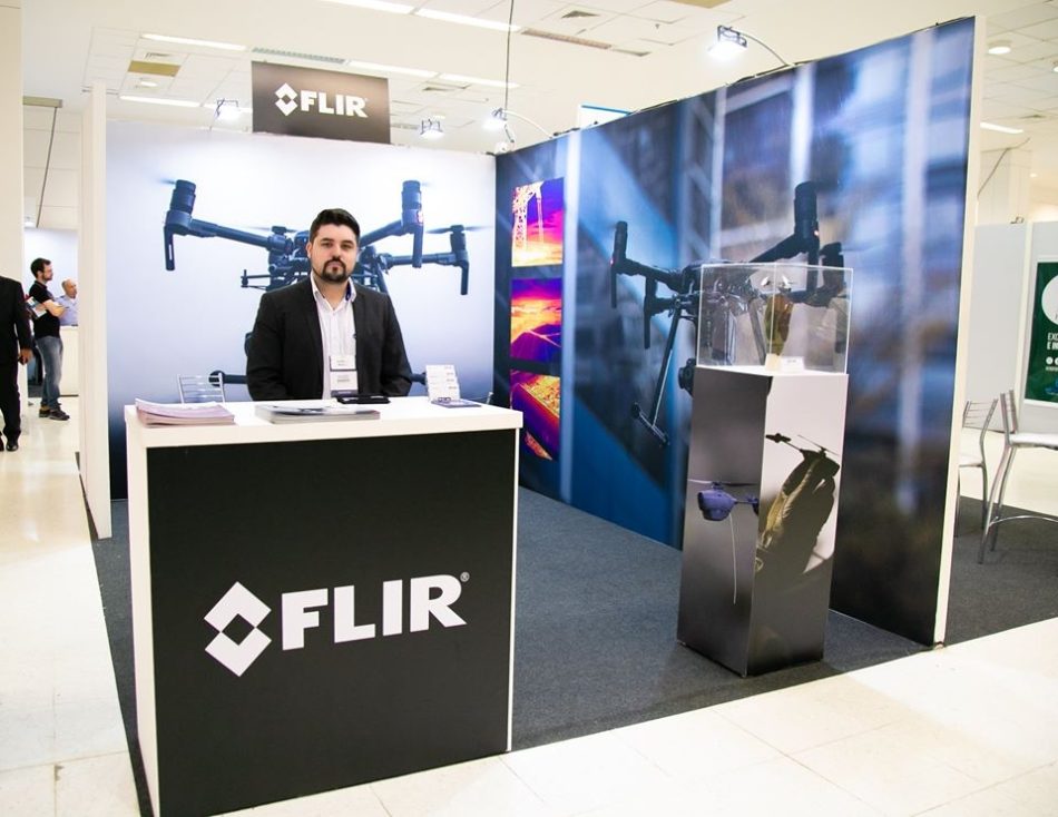 Estande da FLIR na última edição da feira DroneShow e MundoGEO Connect