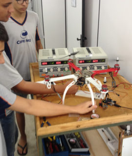 Estudantes testam drones para disputar nova competição da SAE Brasil