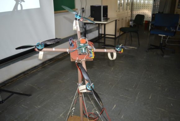 Estudantes desenvolvem drone de baixo custo com materiais recicláveis