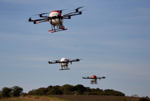 Empresas testam drones de pulverização que operam de modo coletivo