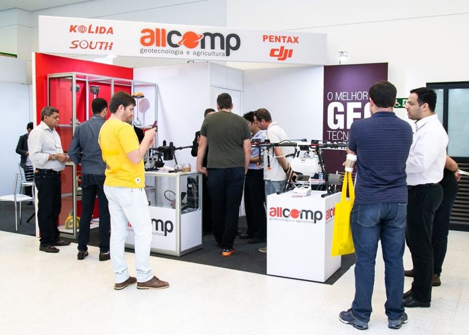 Estande da Allcomp em edição recente da feira MundoGEO Connect e DroneShow