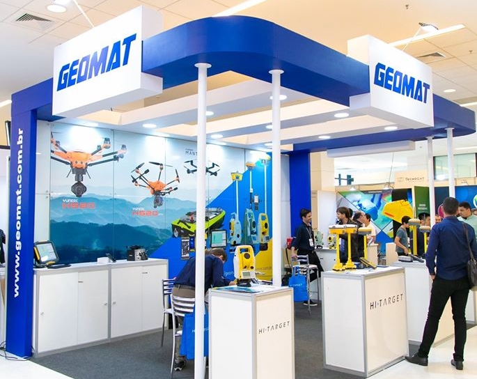 Estande da Geomat em edição recente da feira MundoGEO Connect e DroneShow