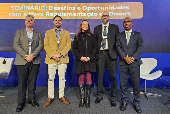 Anac apresenta novo regulamento de drones na feira DroneShow Anac apresenta novo regulamento de drones na feira DroneShow