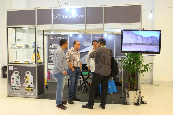 Estande da Tecnosat em edição recente da feira MundoGEO Connect e DroneShow